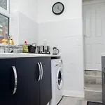 4 Bedroom Home, Centre Birmingham Perfect For Contractors